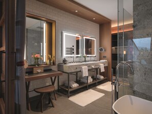 Panorama-suite - 2 soveværelser - terrasse - bjergudsigt (Deluxe) | Badeværelse | Brusehoved med hydromassage, gratis toiletartikler, hårtørrer, badekåber