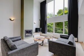Apartment, Terrace (with garden) | Living room | 40-cm flat-screen TV with cable channels, TV