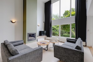 Apartment, Terrace (with garden) | Living room | 40-cm flat-screen TV with cable channels, TV