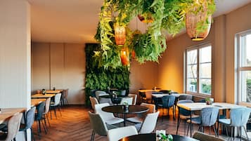 Petit déjeuner buffet (25 EUR par personne)