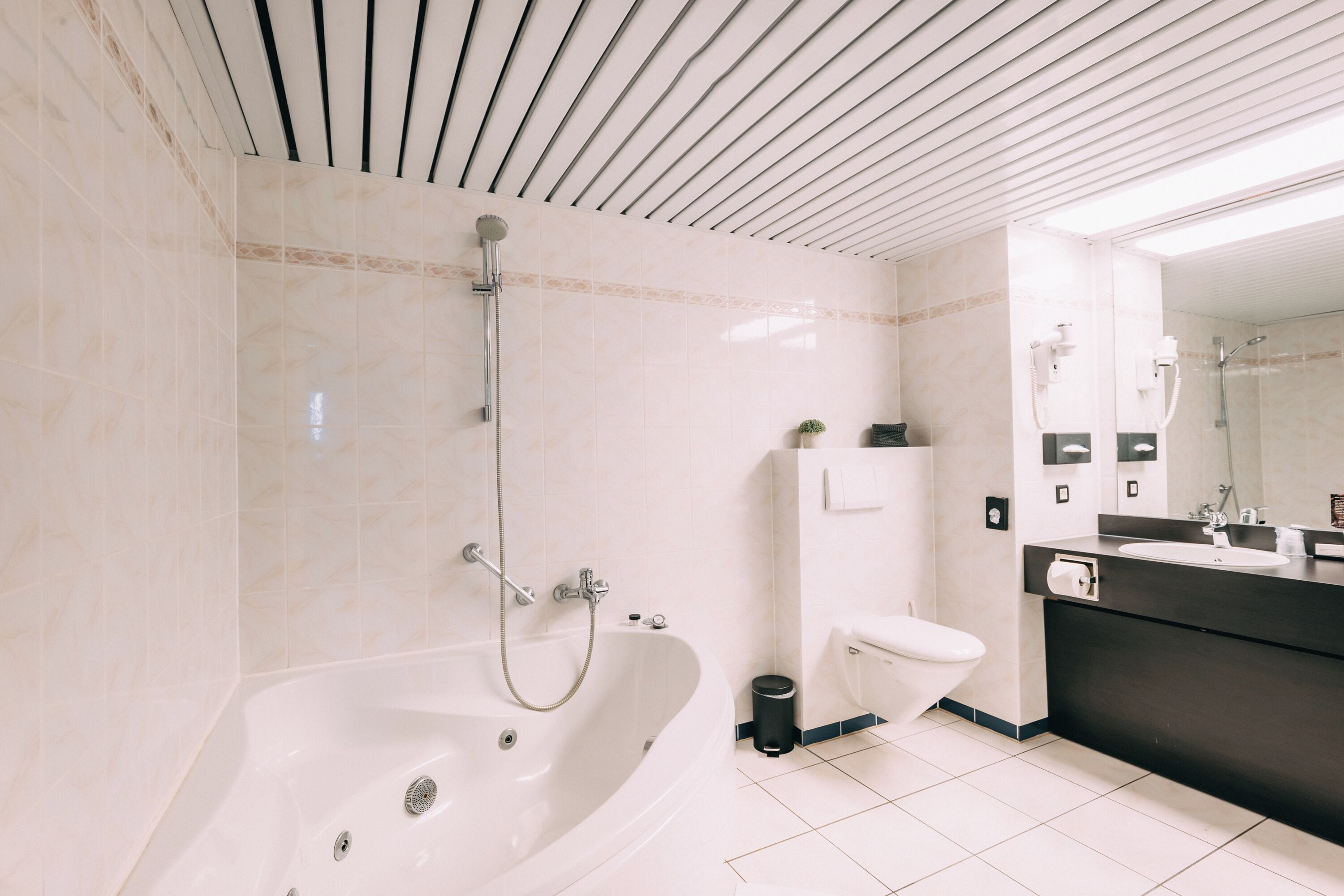 executive double room | bathroom | combined shower/bathtub, jetted bath, free toiletries, hair dryer