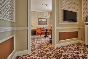 Deluxe Room | 1 室のベッドルーム、高級寝具、ミニバー、セーフティボックス (室内)