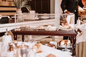 Petit déjeuner complet servi tous les jours en supplément