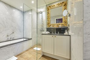 Deluxe Room | Badezimmer | Designer-Toilettenartikel, Haartrockner, Bademäntel, Hausschuhe