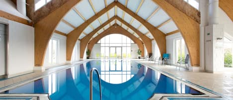 Piscine intérieure, piscine extérieure, chaises longues