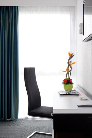 客房內保險箱、書桌、筆電工作空間、免費無線上網