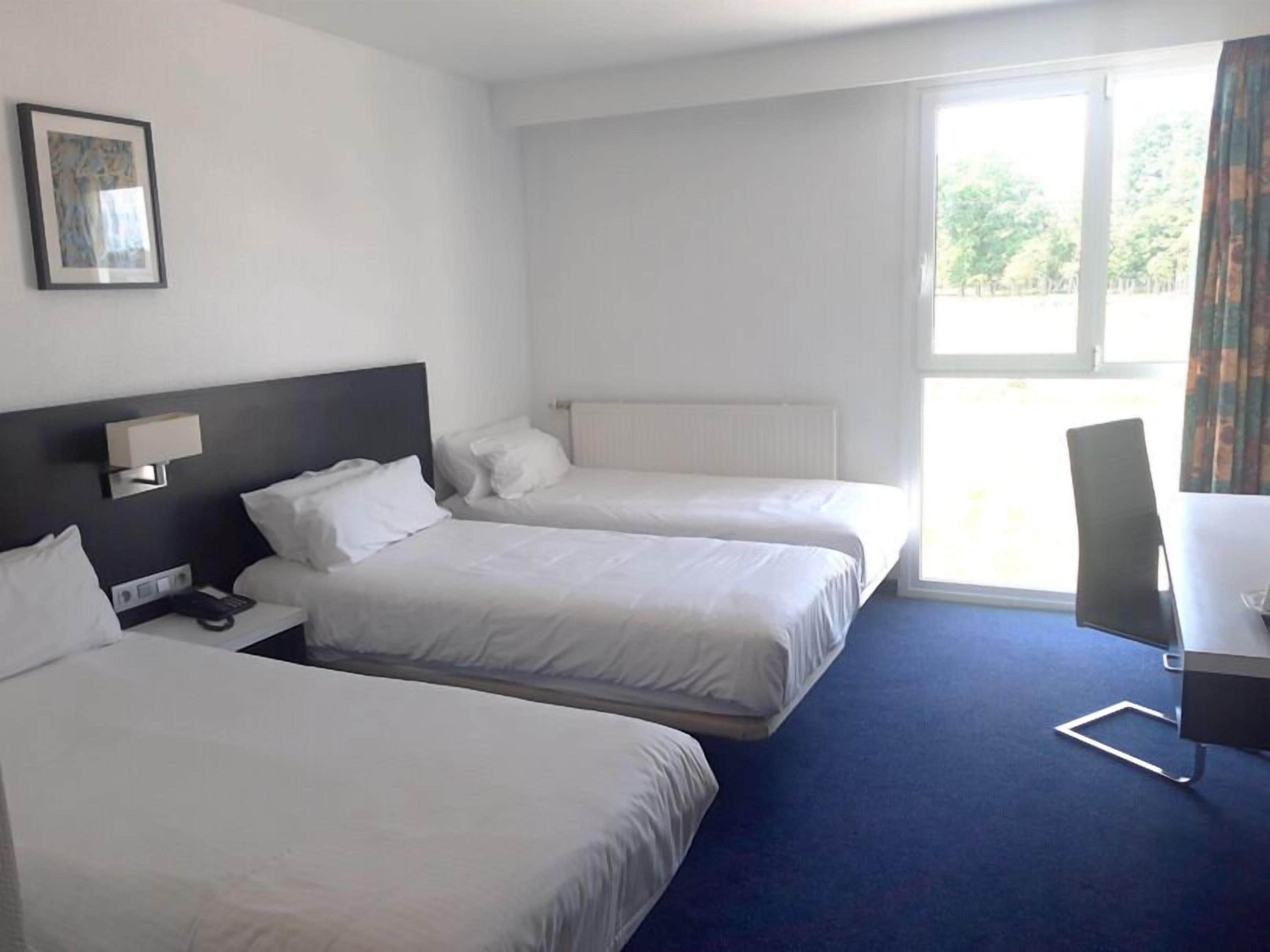 Caja de seguridad en la habitación y escritorio 