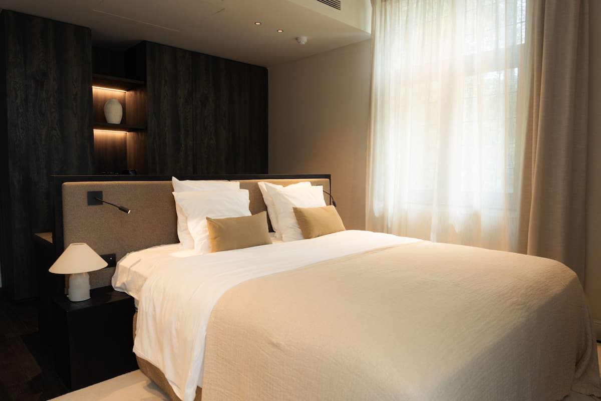 Superior Double Room | Minibar, in-room safe, desk, laptop workspace