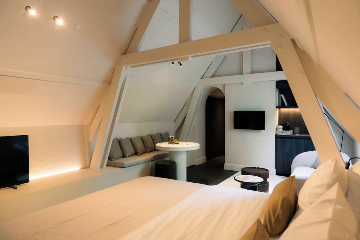 Junior Double Room | Minibar, in-room safe, desk, laptop workspace