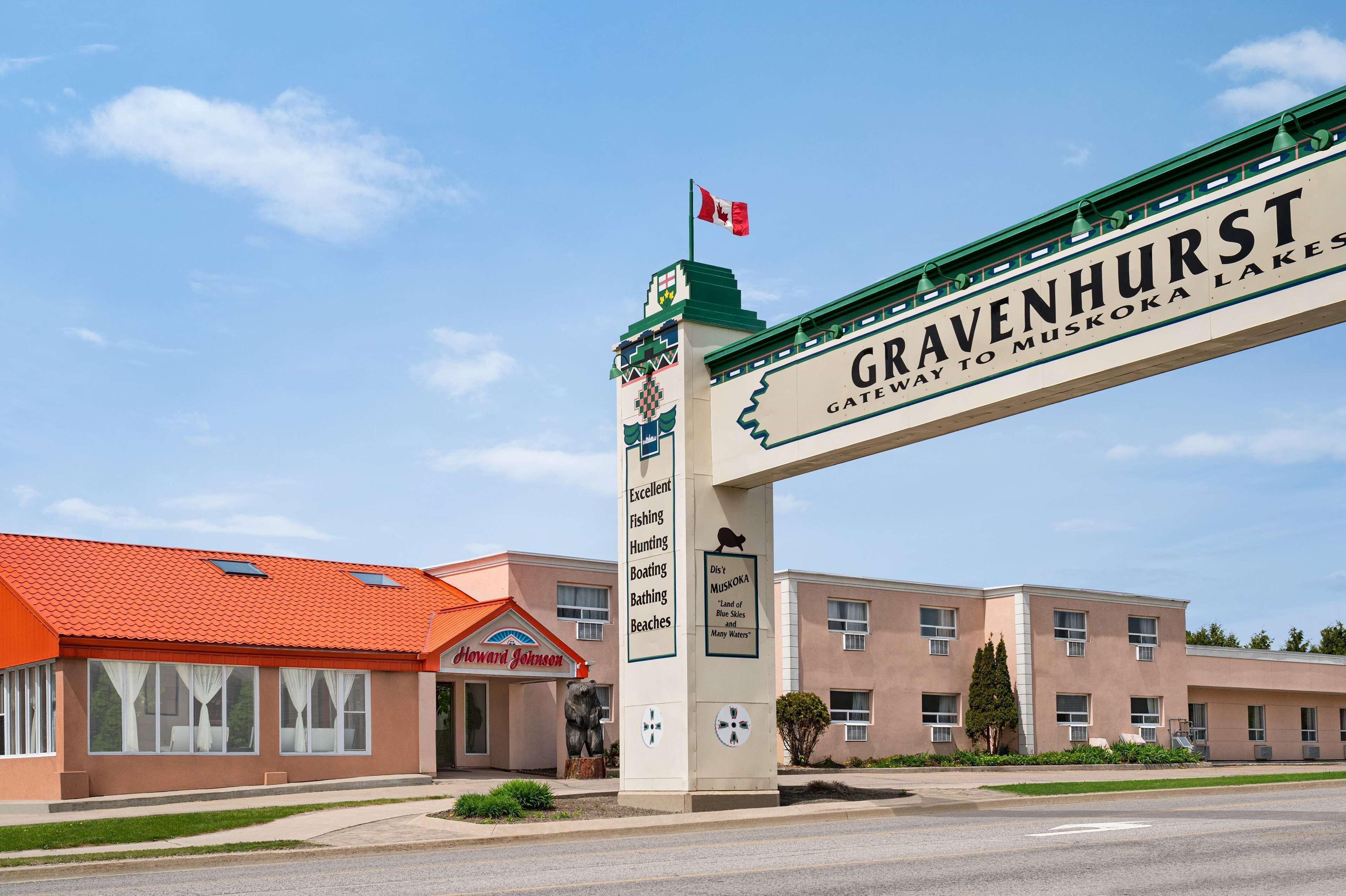 Een gebouw met een bord waarop staat 'Gravenhurst Poort naar de Muskoka Meren' en een Canadese vlag.