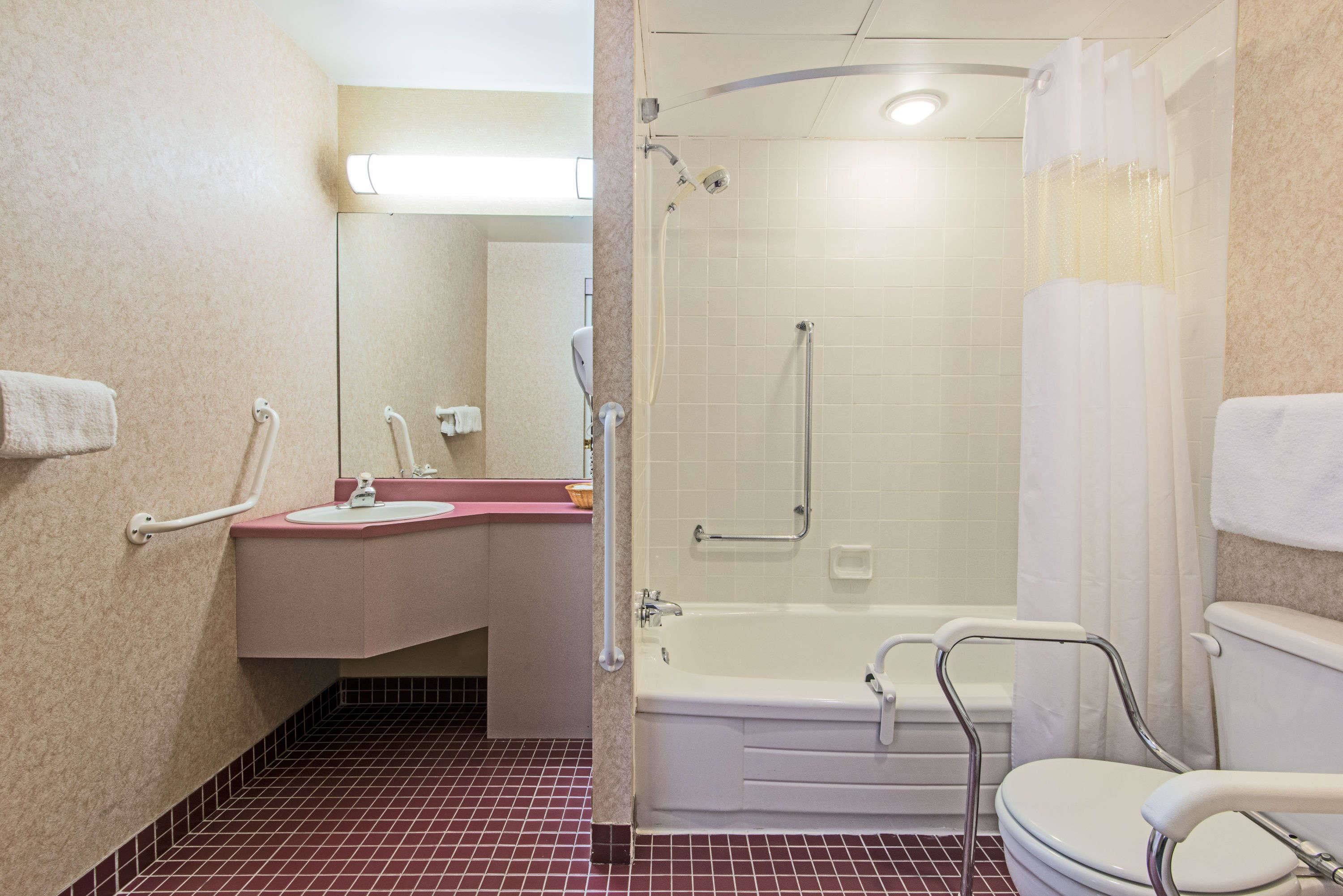 Un baño con ducha, inodoro y lavamanos.