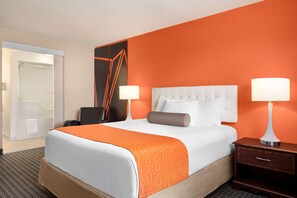 Desk, iron/ironing board, free cots/infant beds, rollaway beds - Howard Johnson by Wyndham Gravenhurst (Gravenhurst)