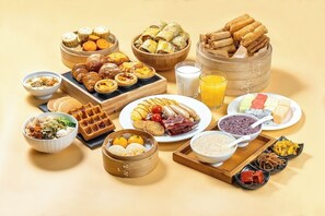 Daily buffet breakfast for a fee - InterContinental Shanghai Pudong Hotel by IHG (Shanghai)