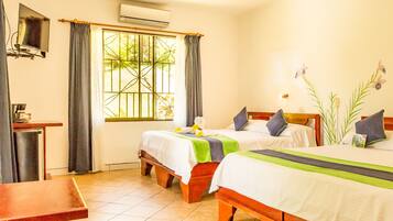 Junior Suite | Cortinas opacas, cunas gratuitas, wifi gratis y ropa de cama