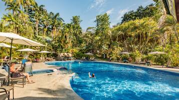 2 piscinas al aire libre (de 06:00 a 22:00), sombrillas, tumbonas