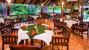 Se sirven desayunos y cocina internacional, con vista a la piscina 