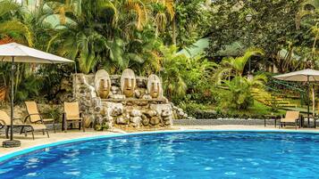 2 piscinas externas, funciona das 6h às 22h, guarda-sóis