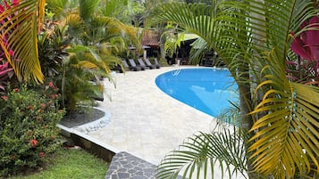 2 Außenpools, geöffnet von 06:00 Uhr bis 22:00 Uhr, Sonnenschirme