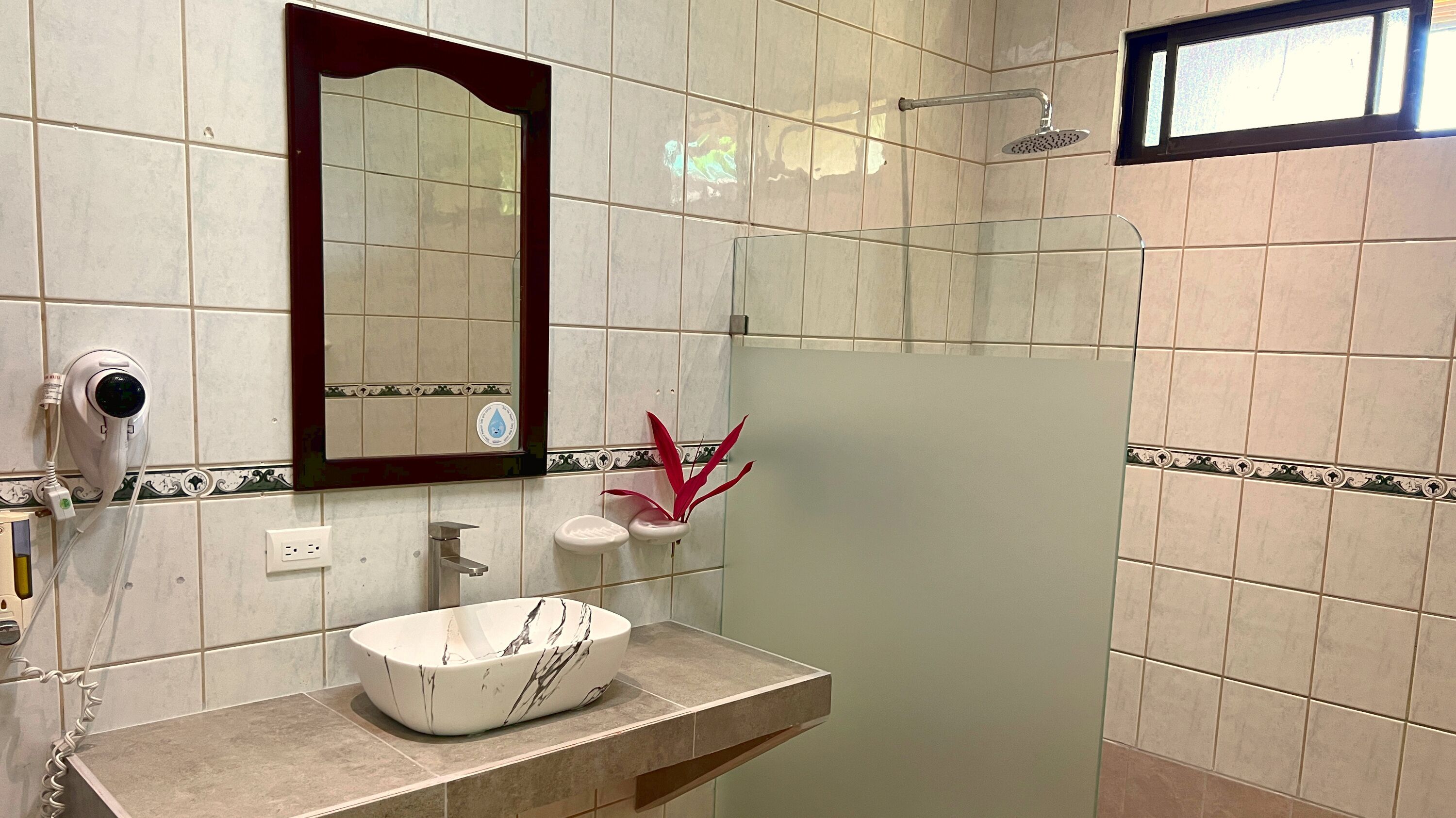 junior suite | bathroom | shower, free toiletries, towels