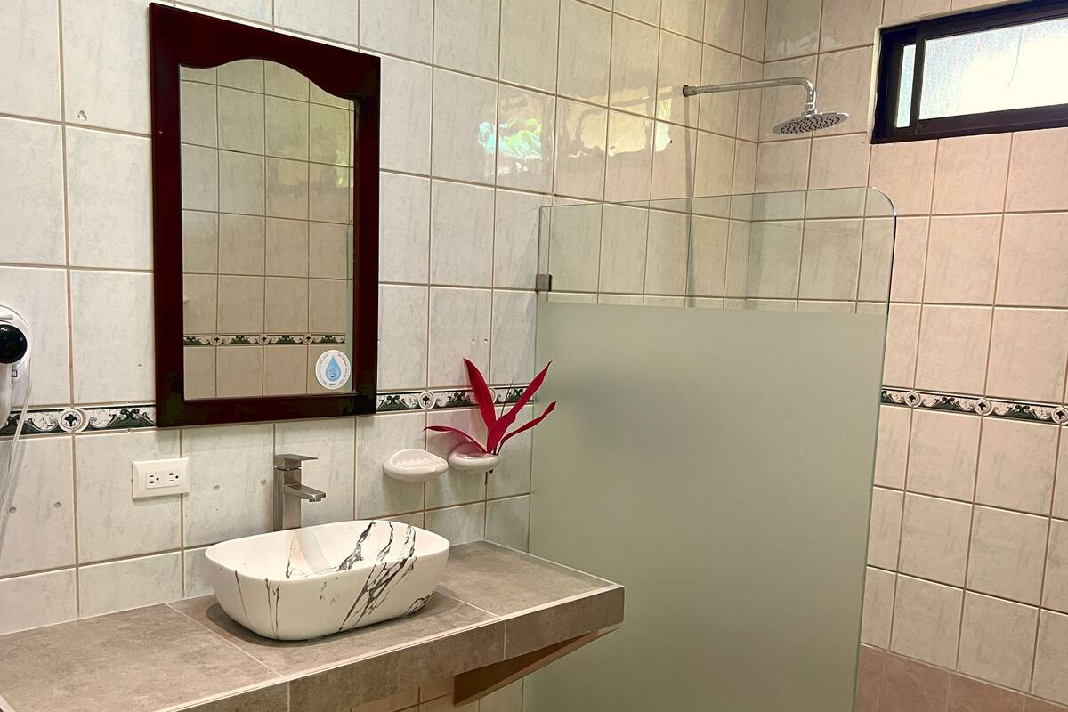 junior suite | bathroom | shower, free toiletries, towels