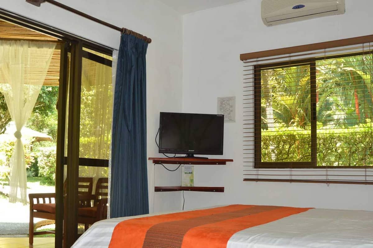 Estudio estándar, patio, vistas al jardín | Cortinas opacas, cunas gratuitas, wifi gratis y ropa de cama