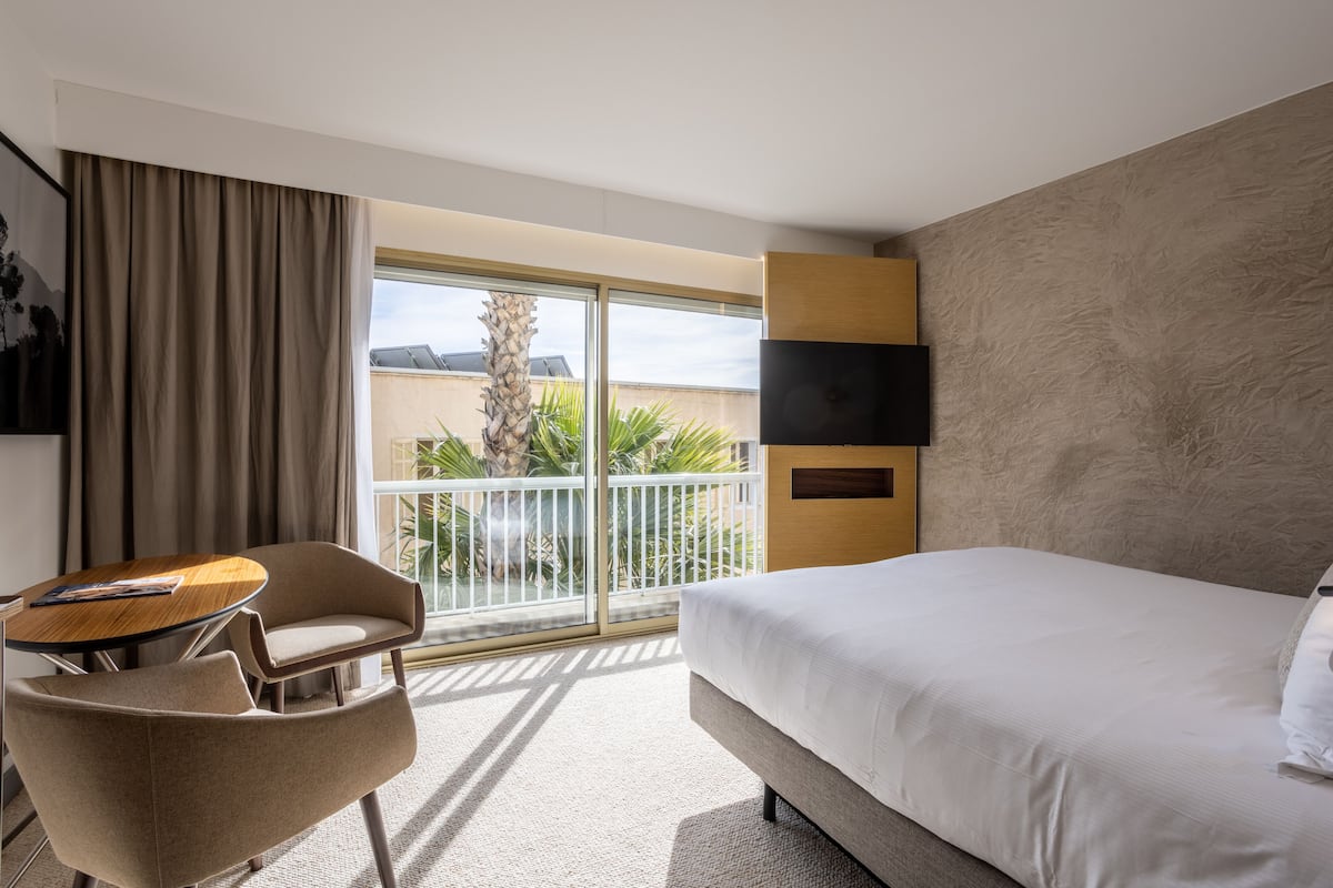 executive room, city view | 1 bedroom, minibar, in-room safe, desk