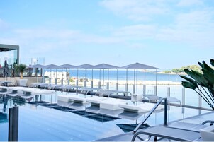 Una piscina techada, una piscina al aire libre