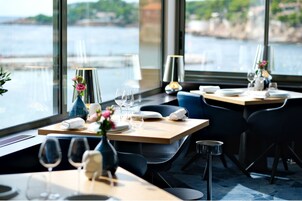 2 restaurantes; se sirve almuerzo y cena; cocina mediterránea