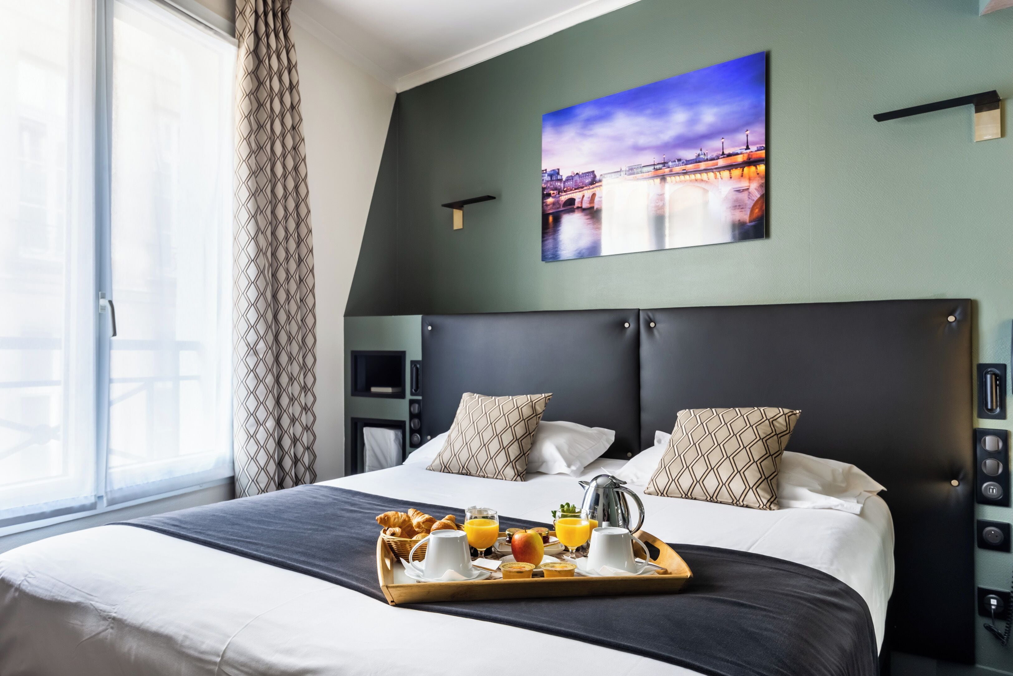 Bộ đồ giường cao cấp, minibar, két bảo mật tại phòng 