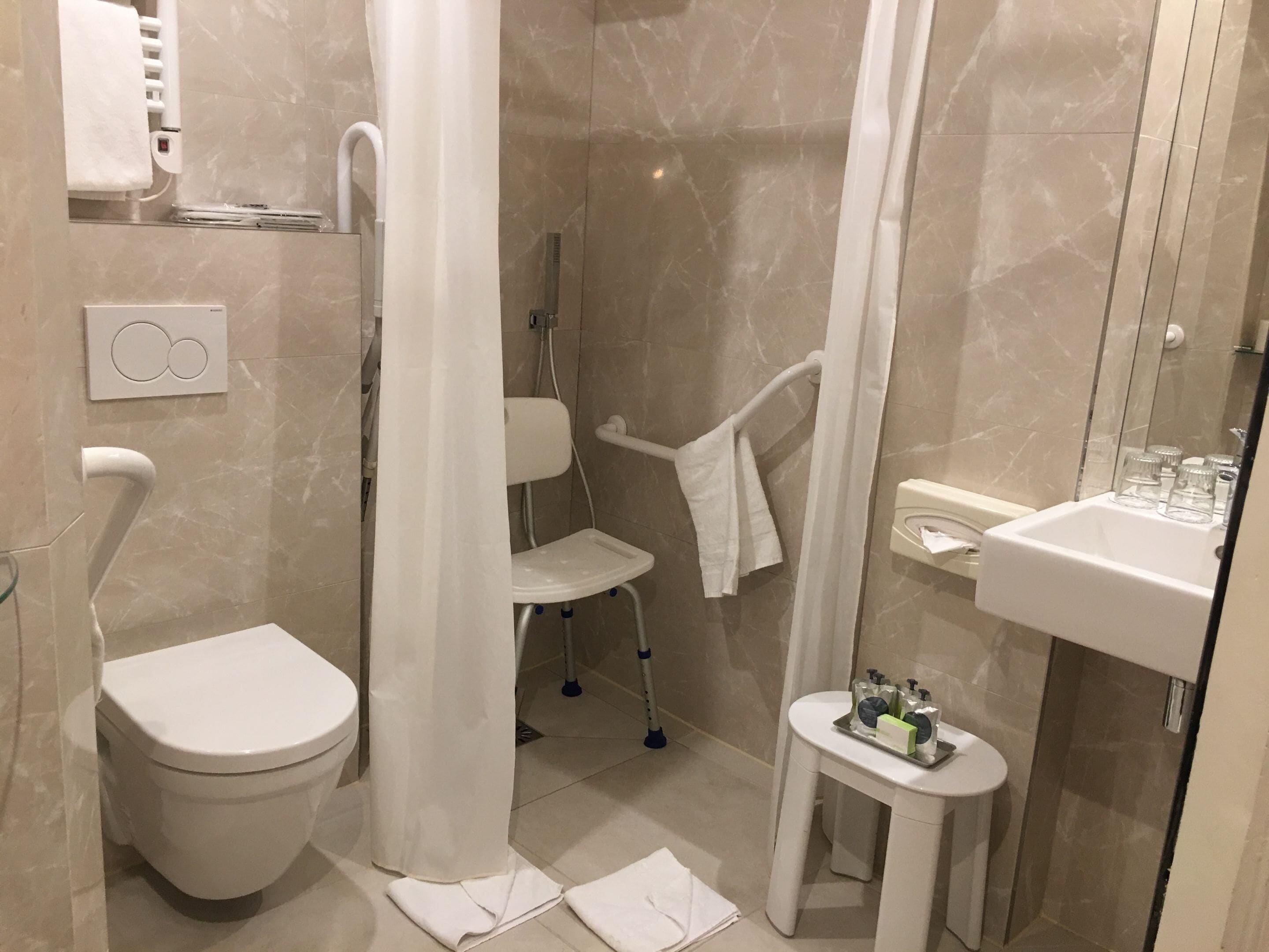 double or twin room (accessible  à mobilité réduite) | premium bedding, minibar, in-room safe, blackout curtains