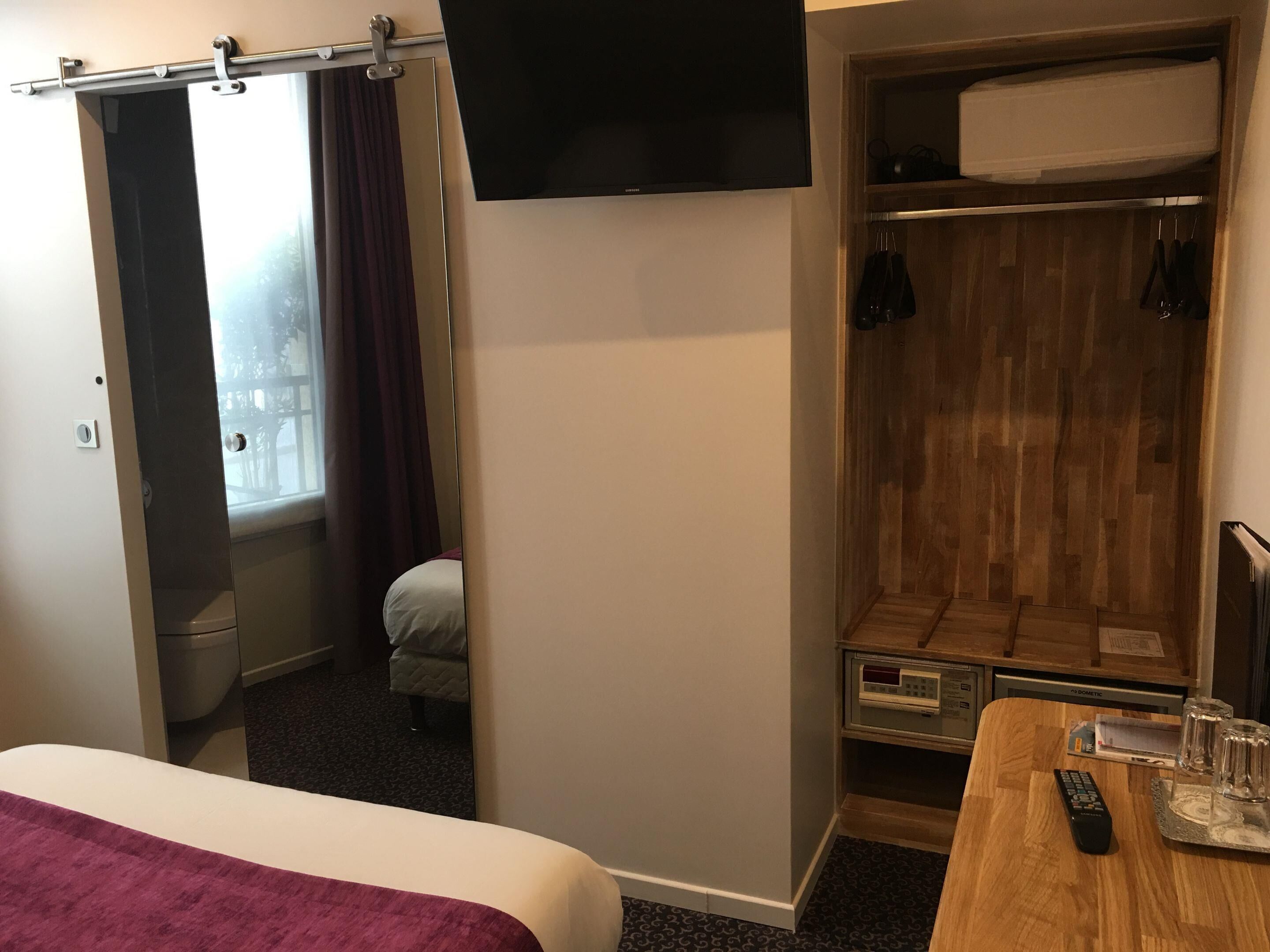 single room | premium bedding, minibar, in-room safe, blackout curtains