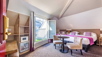 Quarto triplo, sacada | Roupas de cama premium, frigobar, cofres nos quartos, cortinas blackout
