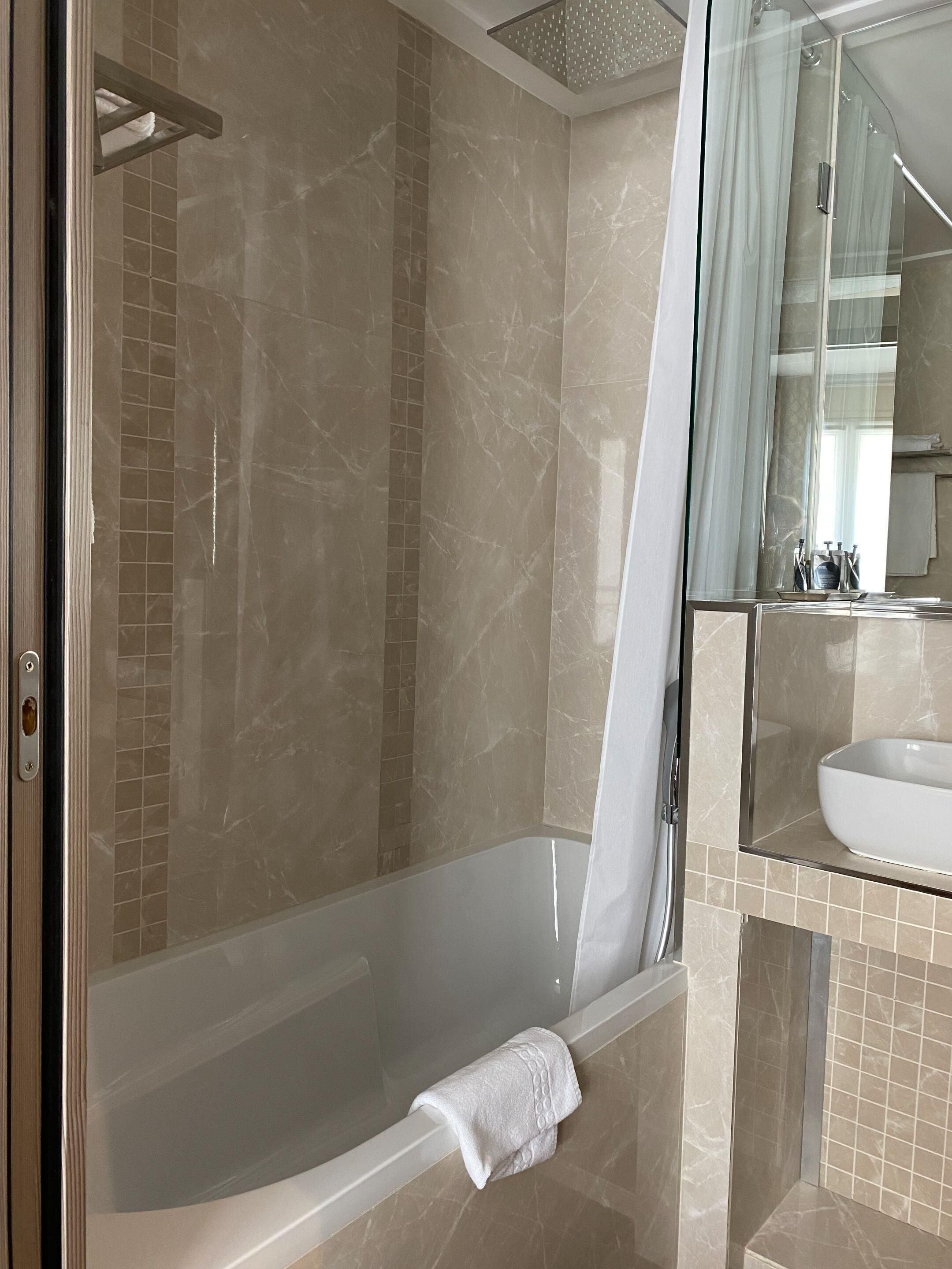 premium bedding, minibar, in-room safe, blackout curtains