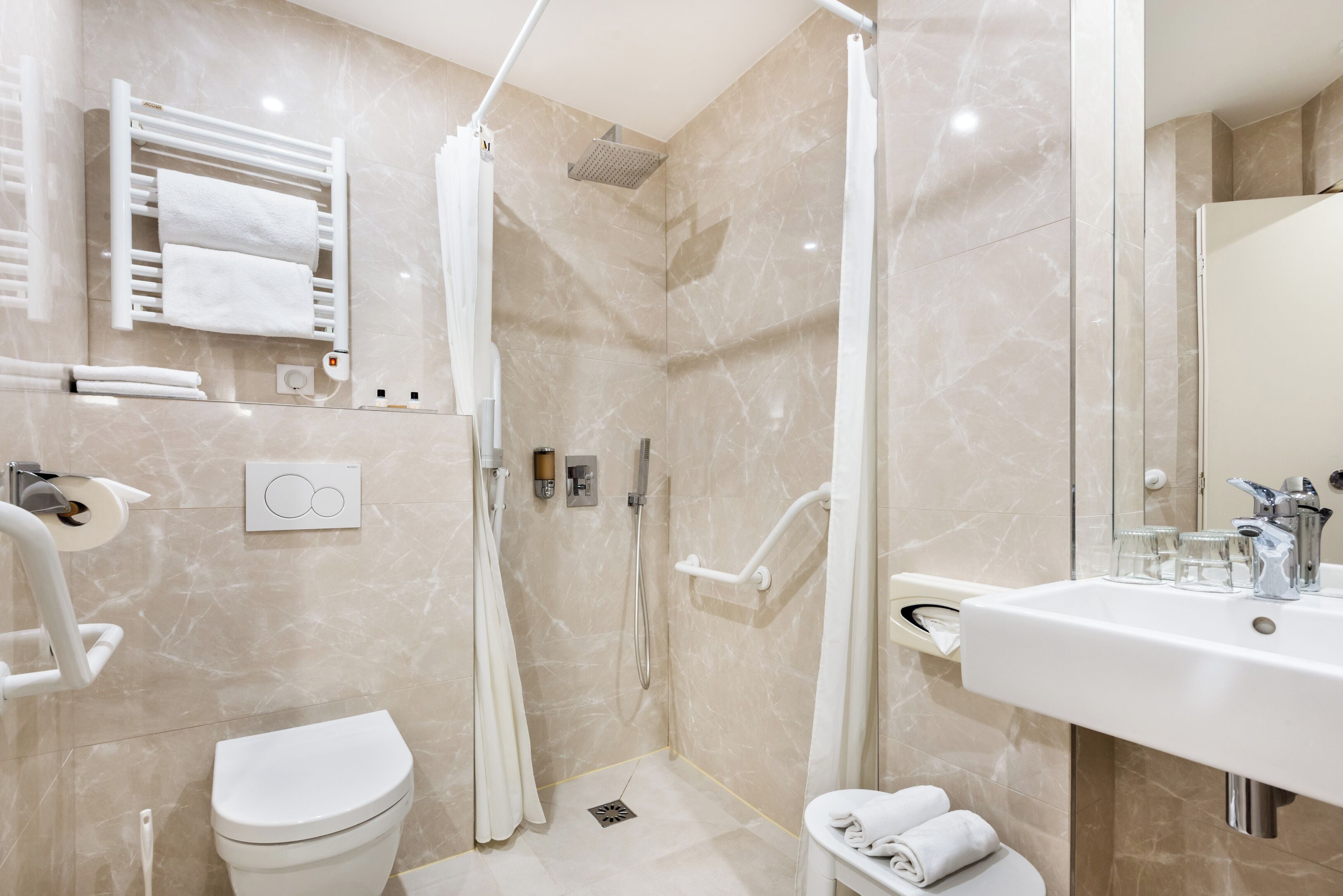 double or twin room (accessible  à mobilité réduite) | premium bedding, minibar, in-room safe, blackout curtains