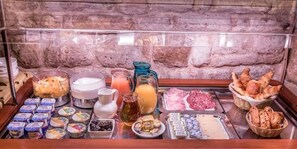 Un buffet de petit-déjeuner proposant une variété d’aliments et de boissons.