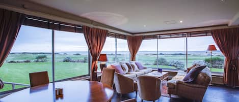 Déjeuner et dîner servis sur place