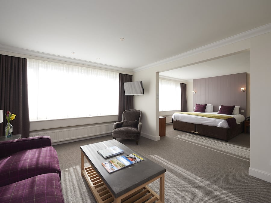 Luxe beddengoed, een bureau, verduisterende gordijnen