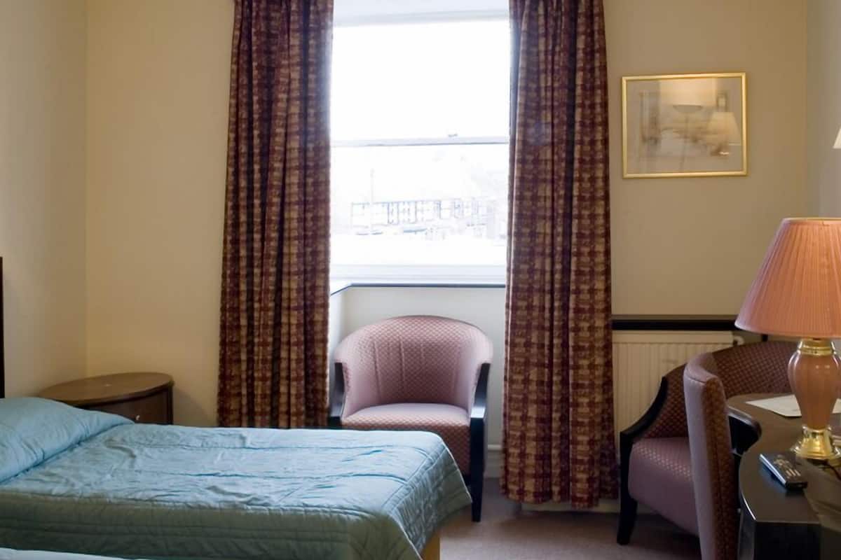 standard twin room, 2 single beds | in-room safe, iron/ironing board, wifi