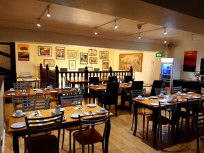 供应早餐、午餐和晚餐