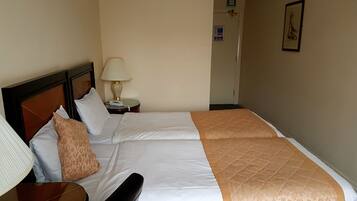 Chambre Standard avec lits jumeaux, 2 lits une place | Coffres-forts dans les chambres, fer et planche à repasser, Wi-Fi