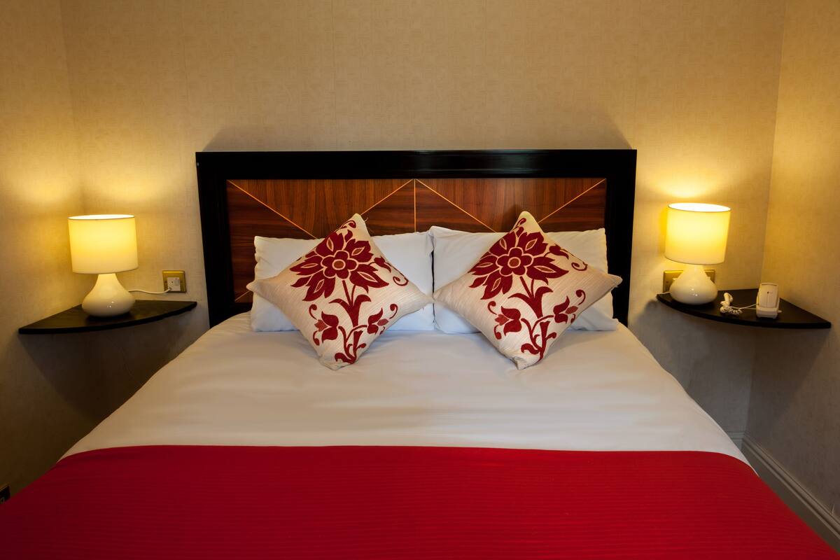 Hypo-allergenic bedding available, desk, WiFi (free), bed sheets
