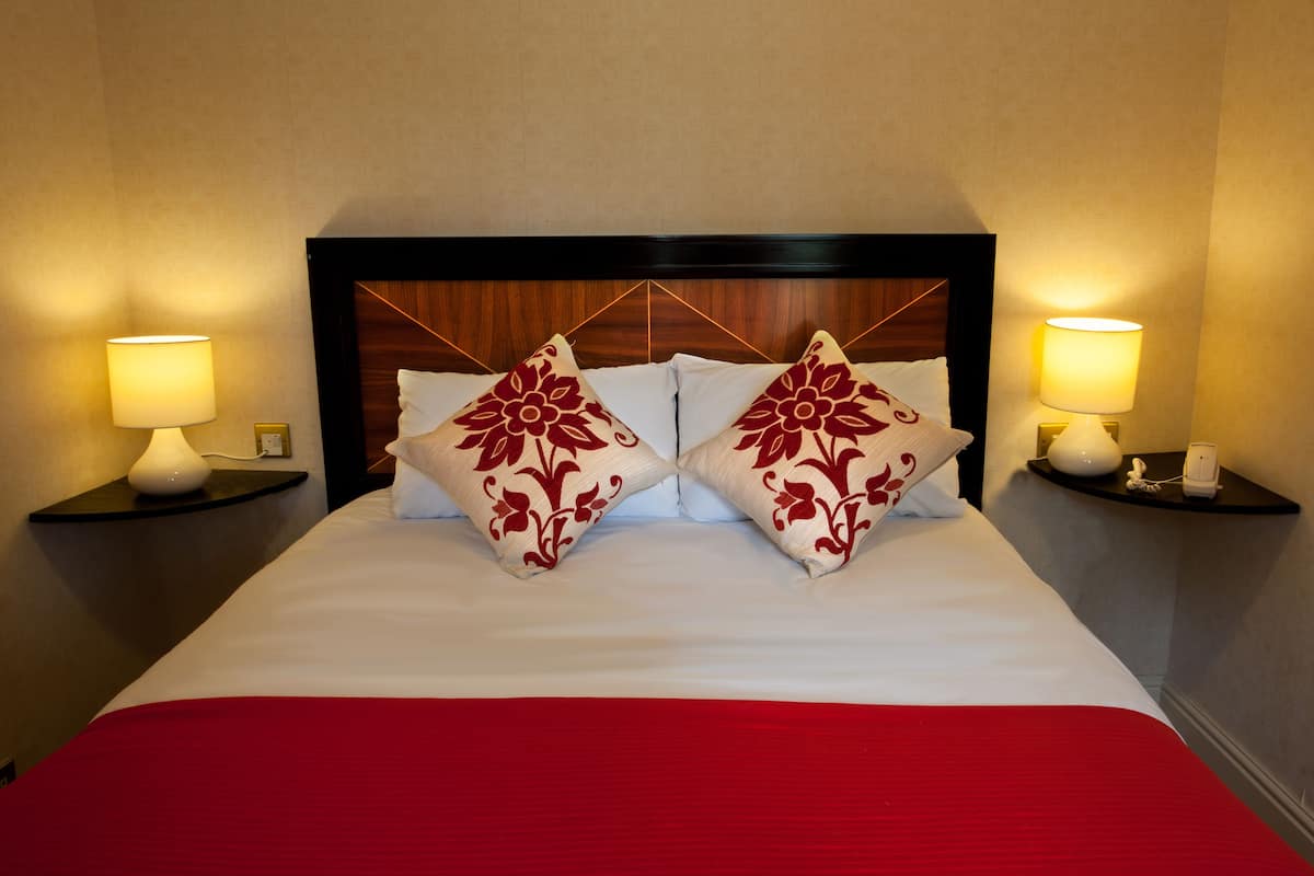 Hypo-allergenic bedding, desk, free WiFi, bed sheets