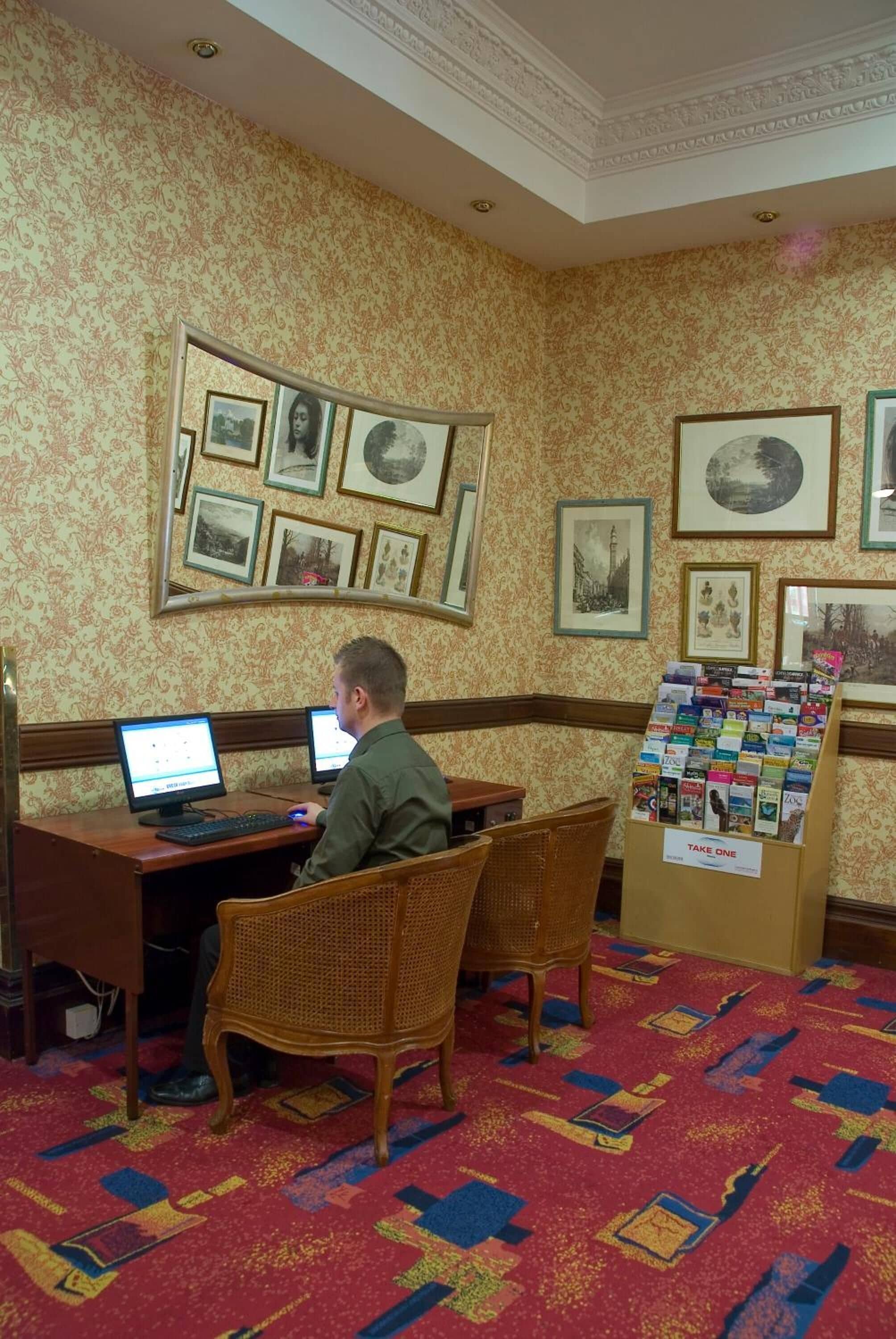 Photo - Royal Court Hotel