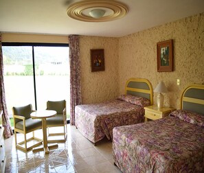 Desk, free cots/infant beds, rollaway beds, free WiFi - Hotel Villa Monarca (San Felipe de Los Alzati)