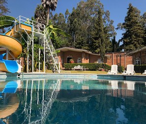 Outdoor pool - Hotel Villa Monarca (San Felipe de Los Alzati)