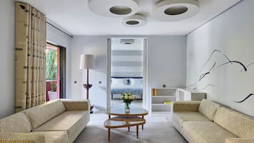 Suite, 2 habitaciones | Minibar, caja de seguridad en la habitación y decoración personalizada