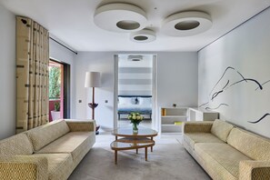 Minibar, caja de seguridad en la habitación y decoración personalizada 