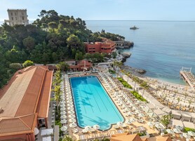 Una piscina al aire libre de temporada, cabañas de piscina (de pago)