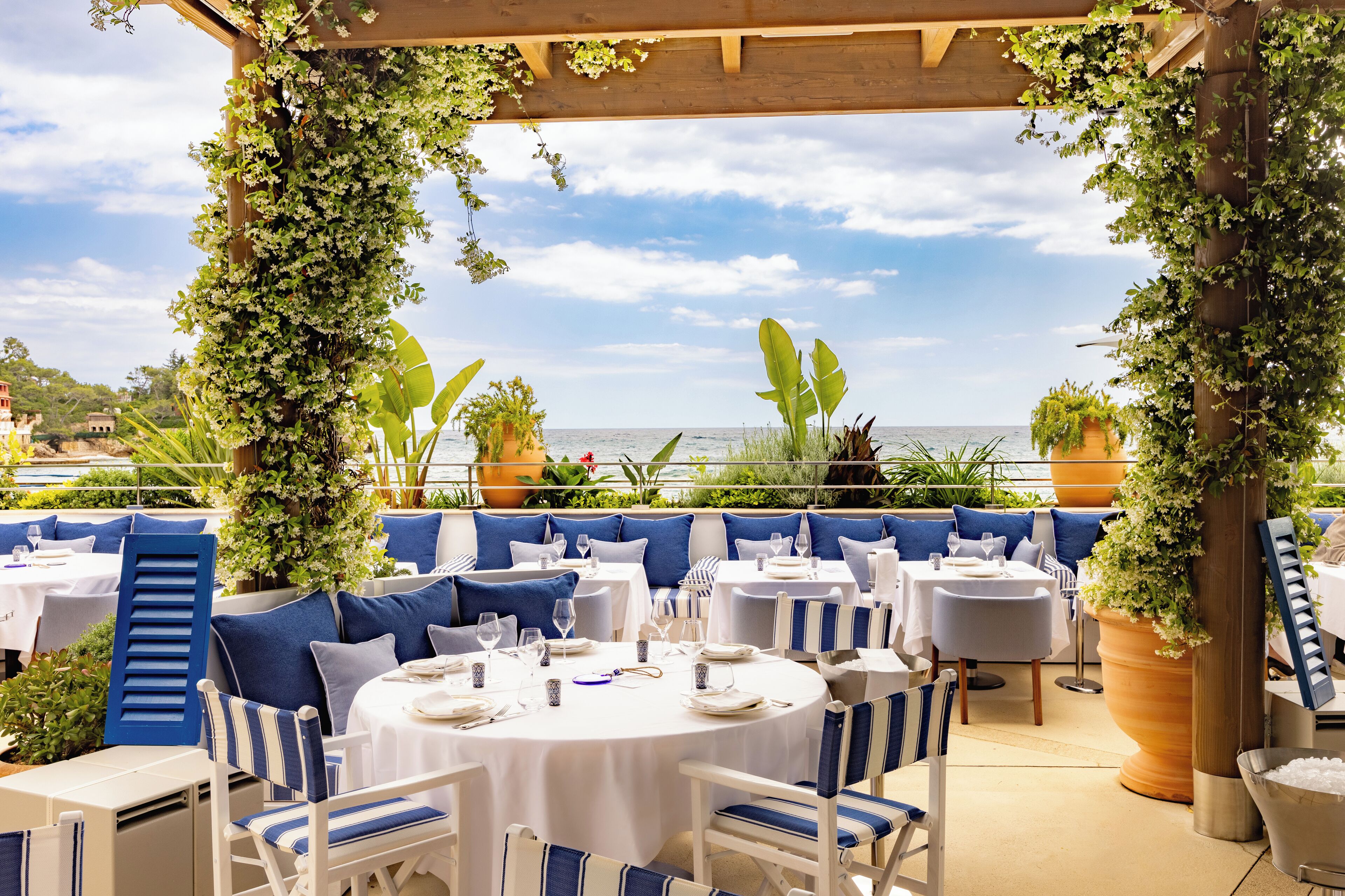 3 من المطاعم، حيث تُقدم وجبات الإفطار، الغداء، أطباق البحر المتوسط