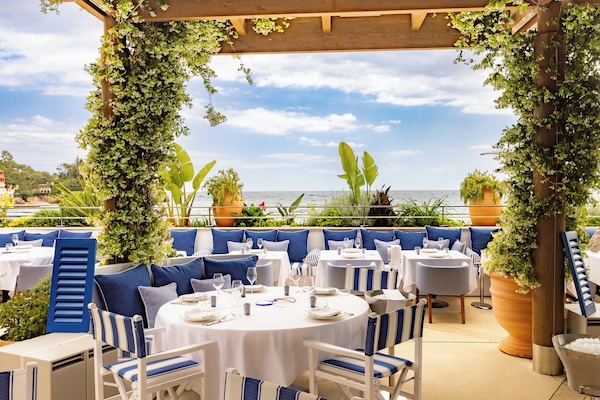 3 restaurants; breakfast, lunch, dinner, and brunch served